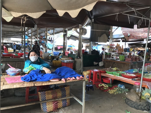 Khu vực bán thực phẩm tươi sống tại chợ thị trấn Quảng Phú (huyện Cư M'gar) đìu hiu vắng khách. 