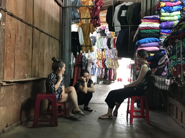 Một số quầy hàng ở khu chợ lồng, chợ thị trấn Quảng Phú tạm đóng cửa, nhiều tiểu thương ngồi chơi vì không có khách hỏi mua hàng.