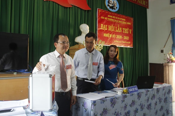 Bỏ phiếu bầu cấp ủy nhiệm kỳ 2020 -2022 tại Đại hội Chi bộ Trường Tiểu học và THCS Hùng Vương,  xã Ea M'nang. 