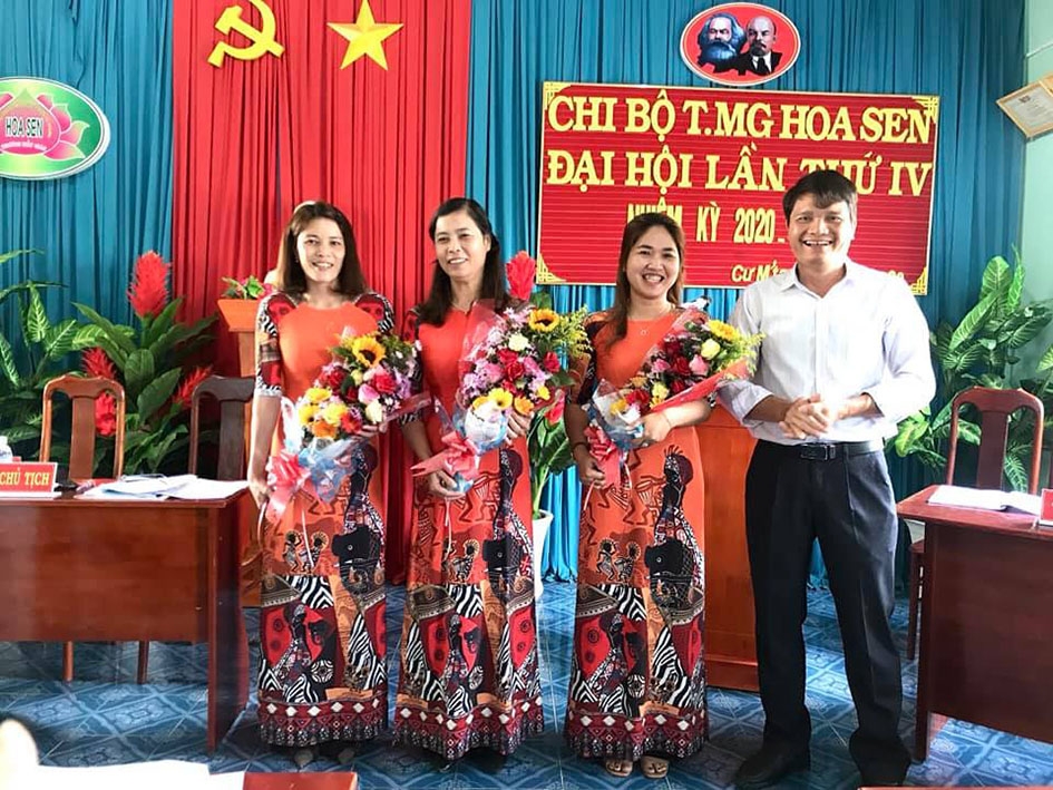 Cấp ủy Chi bộ Trường Mầm non Hoa Sen (Đảng bộ xã Cư Mta) nhiệm kỳ 2020-2022 ra mắt Đại hội.