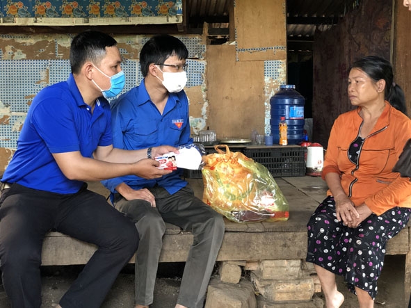 Đoàn viên thanh niên xã Ea Kao (TP. Buôn Ma Thuột) hướng dẫn người dân cách sử dụng xà phòng  và khẩu trang phòng chống dịch bệnh.   