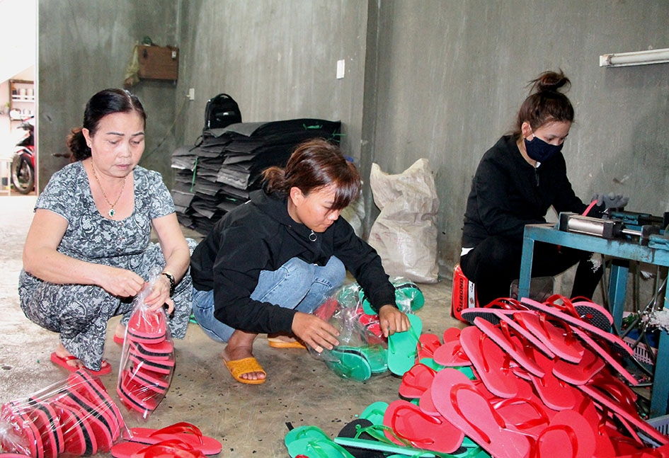 Tổ hợp tác làm dép đóng của Chi hội phụ nữ tổ dân phố 6 (phường Bình Tân) tạo việc làm cho nhiều hội viên phụ nữ trên địa bàn.