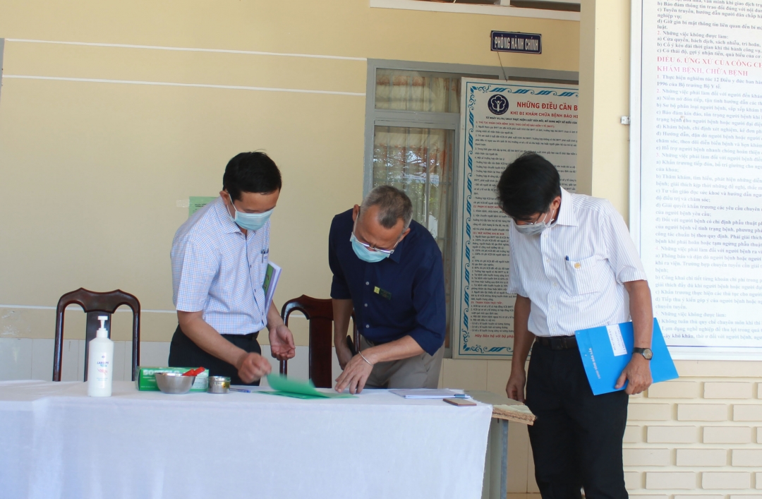 Đoàn kiểm tra kiểm tra hoạt động giám sát, khai báo y tế đối với người trở về từ vùng dịch tại Trạm y tế phường Thống Nhất. 