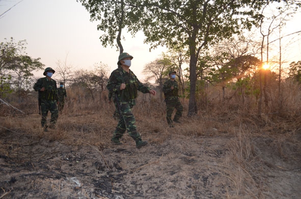 Cán bộ, chiến sĩ Đồn Biên phòng Cửa khẩu Đắk Ruê tổ chức tuần tra bảo vệ biên giới.