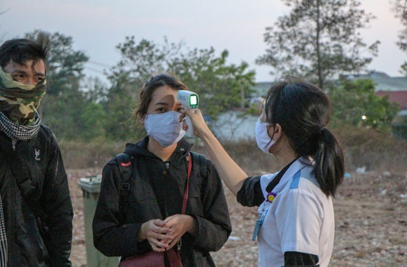 Đoàn viên thanh niên Trường Đại học Tây Nguyên hỗ trợ công tác đo thân nhiệt tại điểm chốt  ở xã Hòa Khánh (TP. Buôn Ma Thuột). 