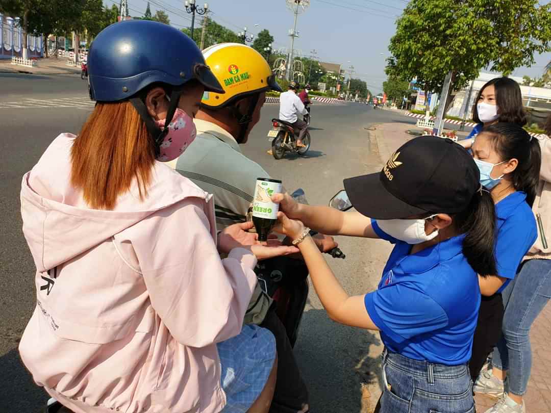 Đoàn viên thanh niên huyện Krông Bông hướng dẫn người dân rửa tay sát khuẩn để phòng chống Covid - 19.
