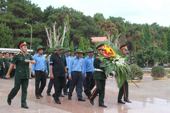 Cán bộ, chiến sĩ  Đội K51  dâng hoa  tại Lễ truy điệu, an táng hài cốt các liệt sỹ  được quy tập trong mùa khô 2018 - 2019. 