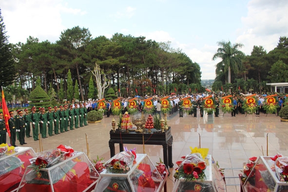 Lễ truy điệu, an táng hài cốt liệt sỹ quân tình nguyện, chuyên gia Việt Nam hy sinh tại Campuchia, mùa khô 2018-2019.
