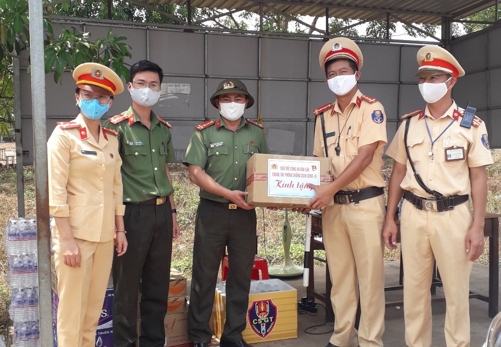 Đoàn Thanh niên Công an tỉnh tặng quà chốt kiểm soát phòng, chống dịch bệnh Covid-19 tại xã Hòa Phú (TP. Buôn Ma Thuột).