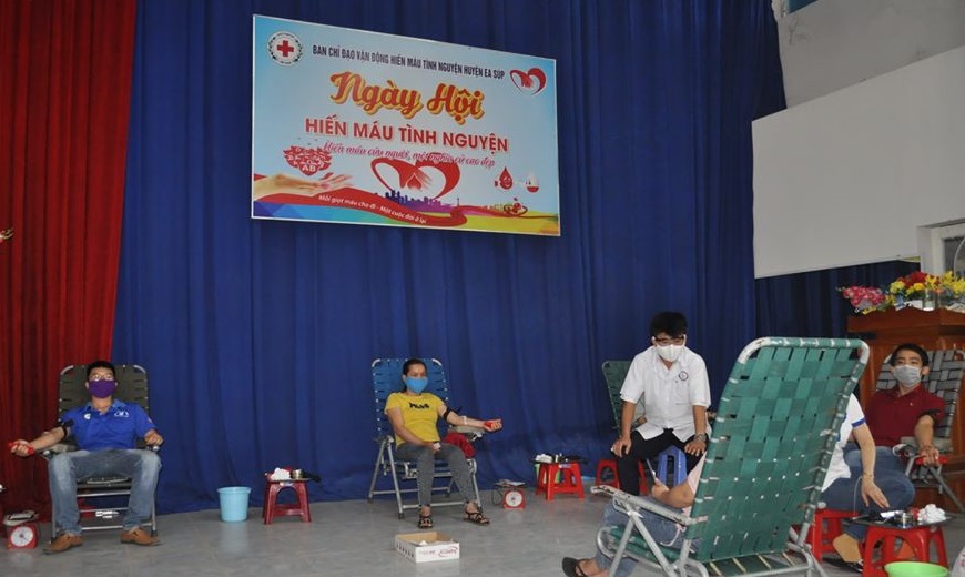 Tình nguyện viên tham gia hiến máu.
