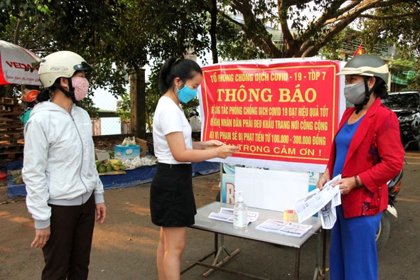 Tổ phòng, chống dịch Covid-19 tổ dân phố 7, phường Tân An (TP. Buôn Ma Thuột) tuyên truyền cho người dân về phòng, chống dịch.  