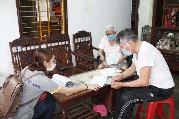 Nhân viên bưu điện chi trả lương hưu và trợ cấp BHXH cho gia đình ông Trần Thanh Hải.