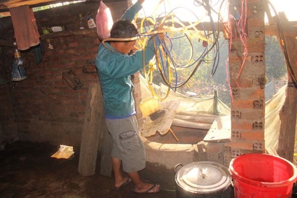Máy bơm của bình xịt thuốc trừ sâu điện được gia đình anh Lê Văn Hinh (thôn 4, xã Ea Sô) điều chế lại thành máy bơm nước. 