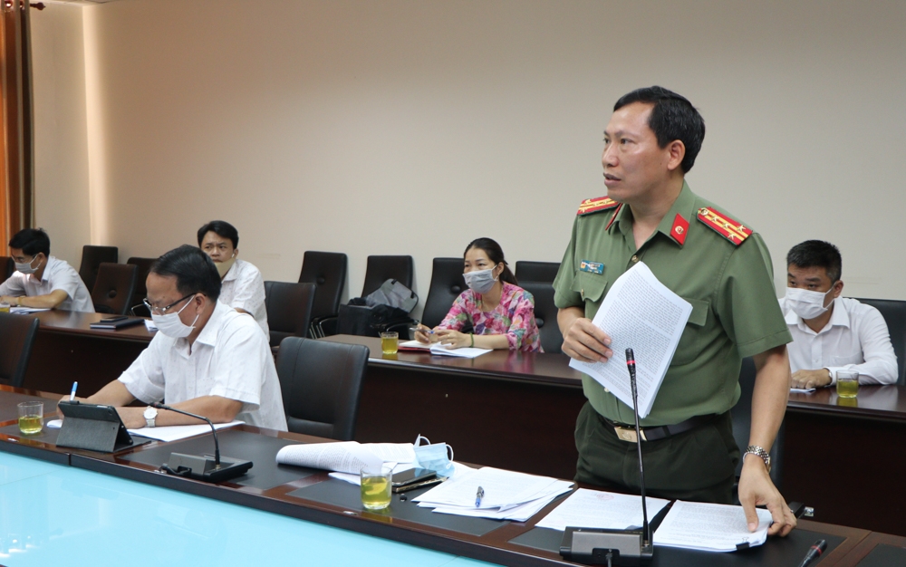 Giám đốc Công an tỉnh Lê Văn Tuyến đóng góp ý kiến tại hội nghị. Ảnh: N.Gia