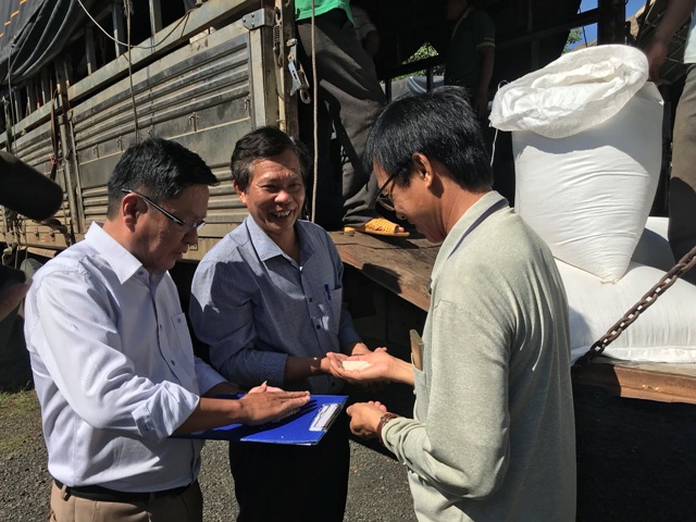 Lãnh đạo Cục Dự trữ Nhà nước khu vực Nam Tây Nguyên cùng lãnh đạo Phòng LĐ –TB&XH  huyện Krông Búk kiểm tra chất lượng gạo cứu trợ (Ảnh tư liệu) 
