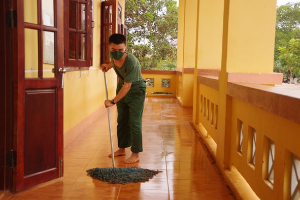 Chiến sĩ trẻ vệ sinh nhà cửa mỗi ngày hai lần. Ảnh: Ngọc Sơn