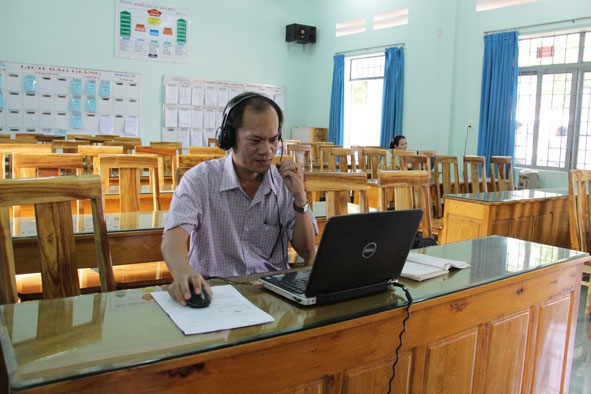 Thầy Nguyễn Châu Long (Trường THCS Nguyễn Tất Thành, thị trấn Quảng Phú, huyện Cư M'gar)  trong một buổi dạy trực tuyến. 