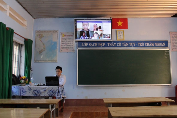 hầy Trần Huỳnh Tạo, giáo viên Trường THCS Hoàng Hoa Thám, xã Cư Dliê M'nông (huyện Cư M'gar) hướng dẫn học sinh lớp 7A1 học trực tuyến. 