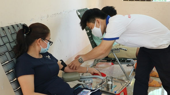 Giáo viên Trường Tiểu học Tô Vĩnh Diện (TP. Buôn Ma Thuột) tham gia hiến máu tình nguyện.  Ảnh: Quang Nhật