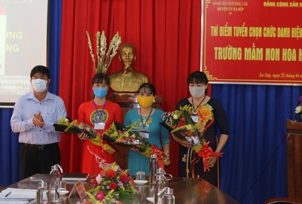 Đồng chí Nguyễn Thiên Văn tặng hoa cho các ứng viên dự tuyển