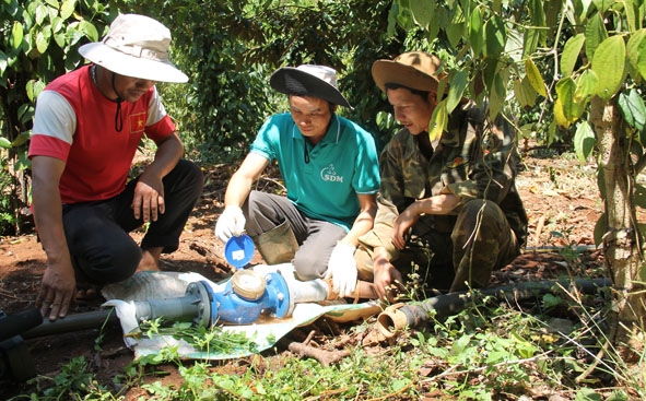 Đồng hồ đo lượng nước tưới được lắp tại hộ anh Tạ Duy Thanh (thôn Thanh Cao, xã Ea Tân).  