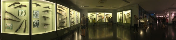 Du khách thăm khu trưng bày chứng tích chiến tranh. 