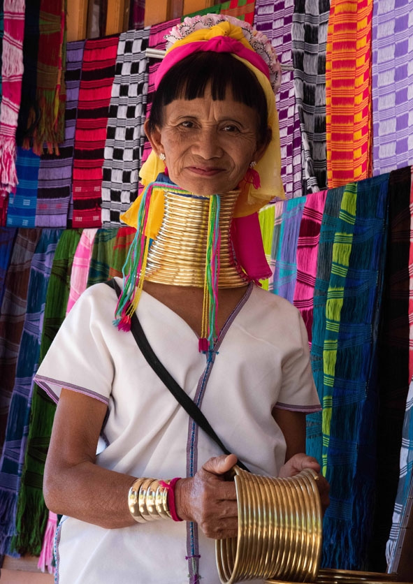 Người phụ nữ bộ tộc Kayan cầm trên tay  chiếc vòng cổ bán cho du khách làm lưu niệm.