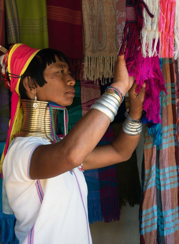 Người phụ nữ bộ tộc cổ dài trong shop hàng lưu niệm.
