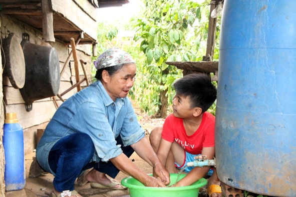 Niềm vui của gia đình bà Hà Thị Lan ở buôn Xê Đăng khi được sẻ chia nguồn nước mát trong mùa khô hạn.