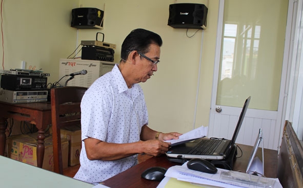 Ông Nguyễn Trọng Hiếu, cán bộ phát thanh phường Thống Nhất (TP. Buôn Ma Thuột) thực hiện  việc ghi âm bản tin phát thanh.
