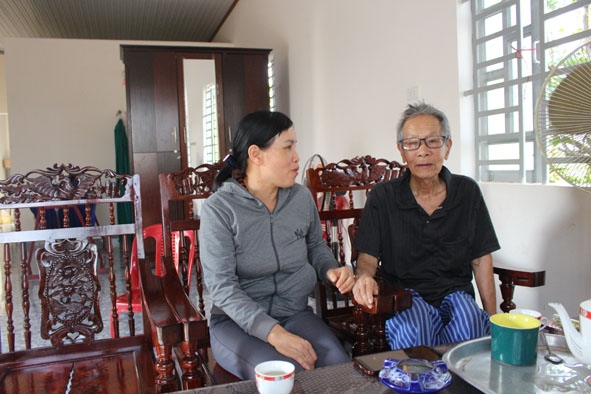 Ông Nguyễn Văn Thân (thôn Đoàn Kết, xã Dray Sáp) trò chuyện cùng cán bộ xã trong căn nhà mới. 