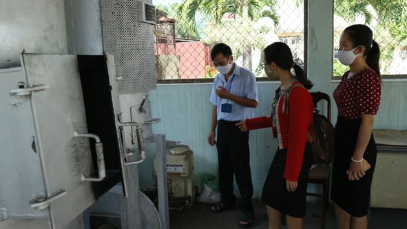 Trung tâm Kiểm soát bệnh tật tỉnh kiểm tra lò đốt chất thải y tế tại Trung tâm Y tế huyện M’Đrắk.  Ảnh: Quang Nhật