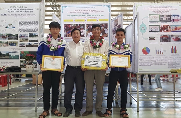 Thầy Mai Văn Chuyền (thứ hai từ phải sang) cùng các học sinh nhận giải thưởng tại Cuộc thi Khoa học kỹ thuật dành cho học sinh trung học năm học 2019-2020.  (Ảnh nhân vật cung cấp)
