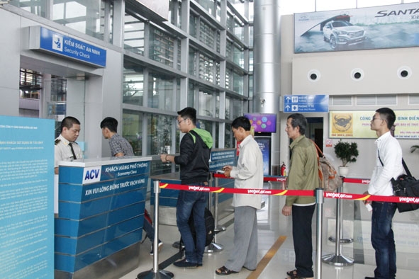 Hành khách làm thủ tục bay tại Sân bay Buôn Ma Thuột. 