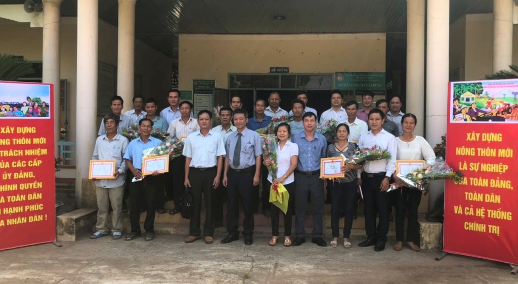 Các đại biểu tham dự Lễ công bố 10/10 thôn thuộc xã Ea Bung đạt chuẩn nông thôn mới