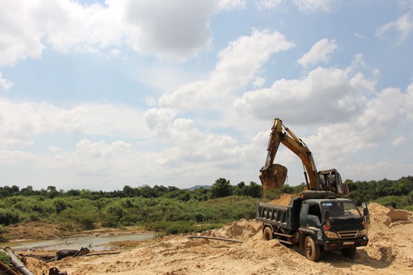 Hoạt động khai thác cát trên địa bàn huyện Krông Pắc.  