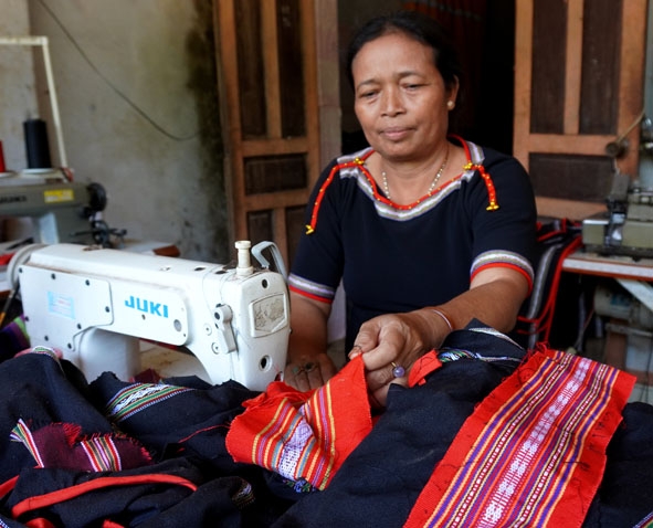 Bà H' Yam Bkrông tâm huyết với việc giữ gìn, phát triển nghề dệt truyền thống  của dân tộc Êđê. 