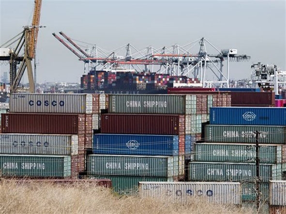 Tàu container của Trung Quốc và các quốc gia châu Á cập cảng Long Beach, bang California, Mỹ.  								     Ảnh: AFP/TTXVN