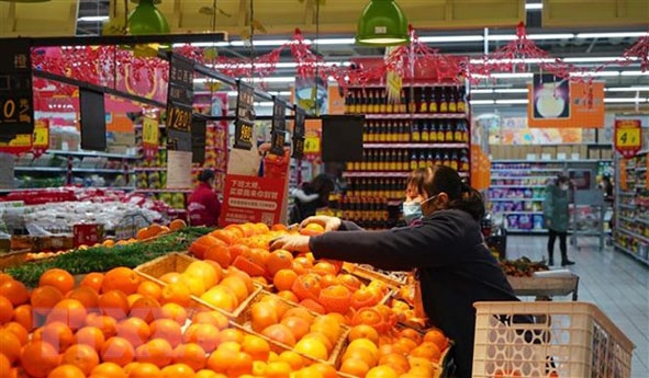 Nhân viên sắp xếp hoa quả tại siêu thị ở Nam Xương, tỉnh Giang Tây, Trung Quốc. (Ảnh: THX/TTXVN)