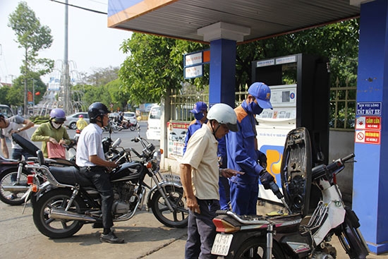 Khách hàng mua xăng tại một cây xăng trên địa bàn TP. Buôn Ma Thuột (ảnh: Đỗ Lan)