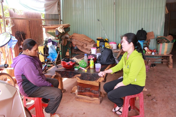 Chị Văn Thị Kim Oánh (bên phải), Chủ tịch Hội LHPN phường An Lạc thường xuyên đến động viên hội viên phụ nữ khó khăn trên địa bàn phường.