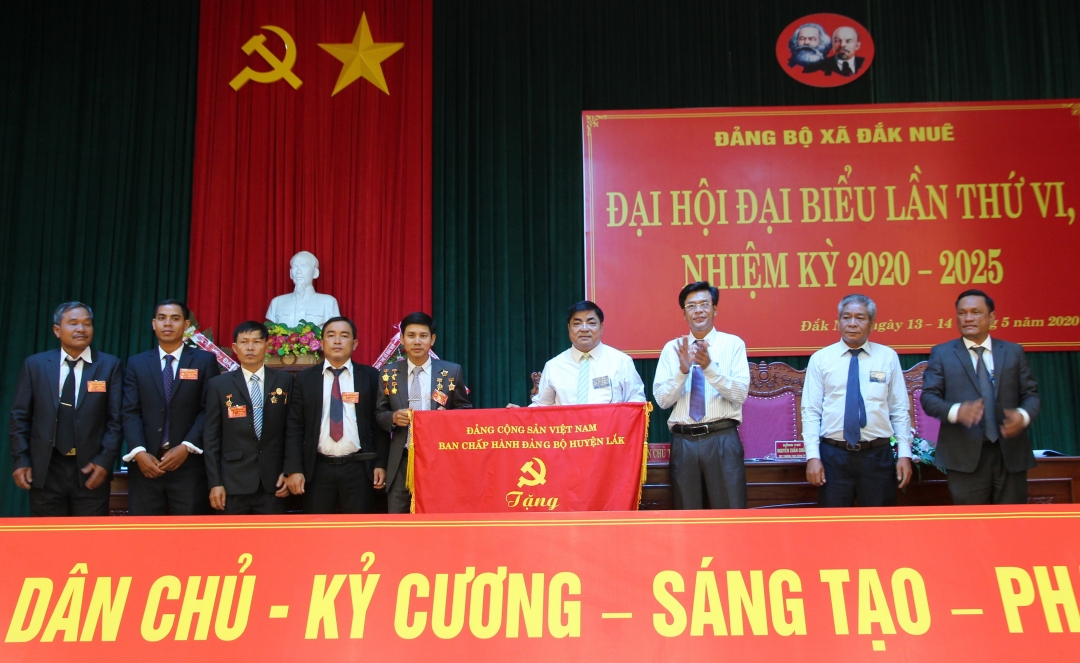 Các đồng chí trong Thường trực Huyện ủy Lắk trao bức trướng tặng đại hội.