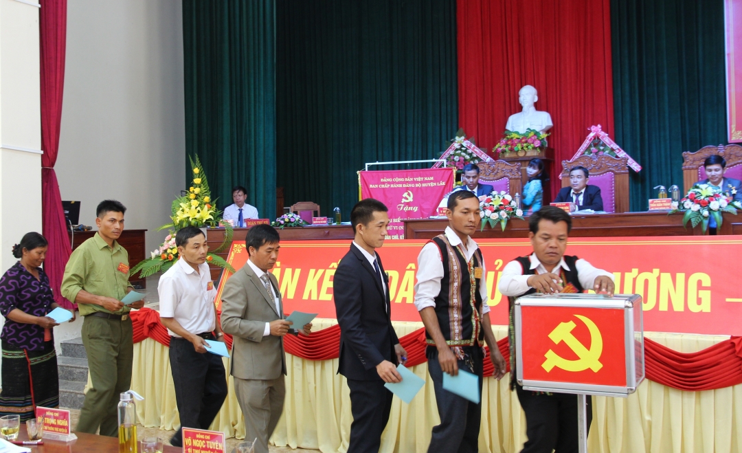 Các đại biểu bỏ phiếu bầu Ban Chấp hành Đảng bộ xã Đắk Nuê, nhiệm kỳ 2020-2025.