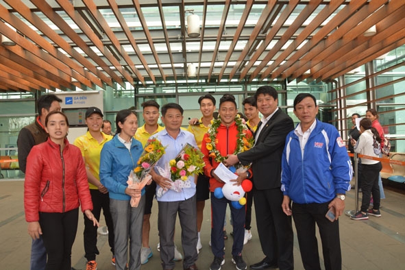 Nhà vô địch SEA Games 30 Phạm Bá Hợi (thứ ba từ phải sang) cùng hai vận động viên Trương Đình Hoàng và Nguyễn Thị Trinh  vẫn chưa nhận được tiền thưởng.