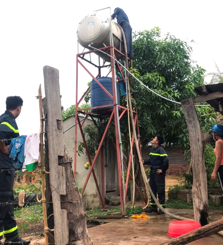 Các đơn vị Công an huyện Ea Súp, Phòng Cảnh sát Phòng cháy chữa cháy và cứu hộ cứu nạn cung cấp nước sinh hoạt cho người dân
