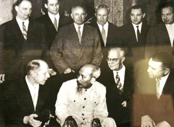 Chủ tịch Hồ Chí Minh tiếp đoàn chuyên gia Liên Xô sang giúp đỡ công tác chuyên môn cho Ủy ban Kế hoạch Nhà nước tại Hà Nội năm 1960. Ảnh tư liệu