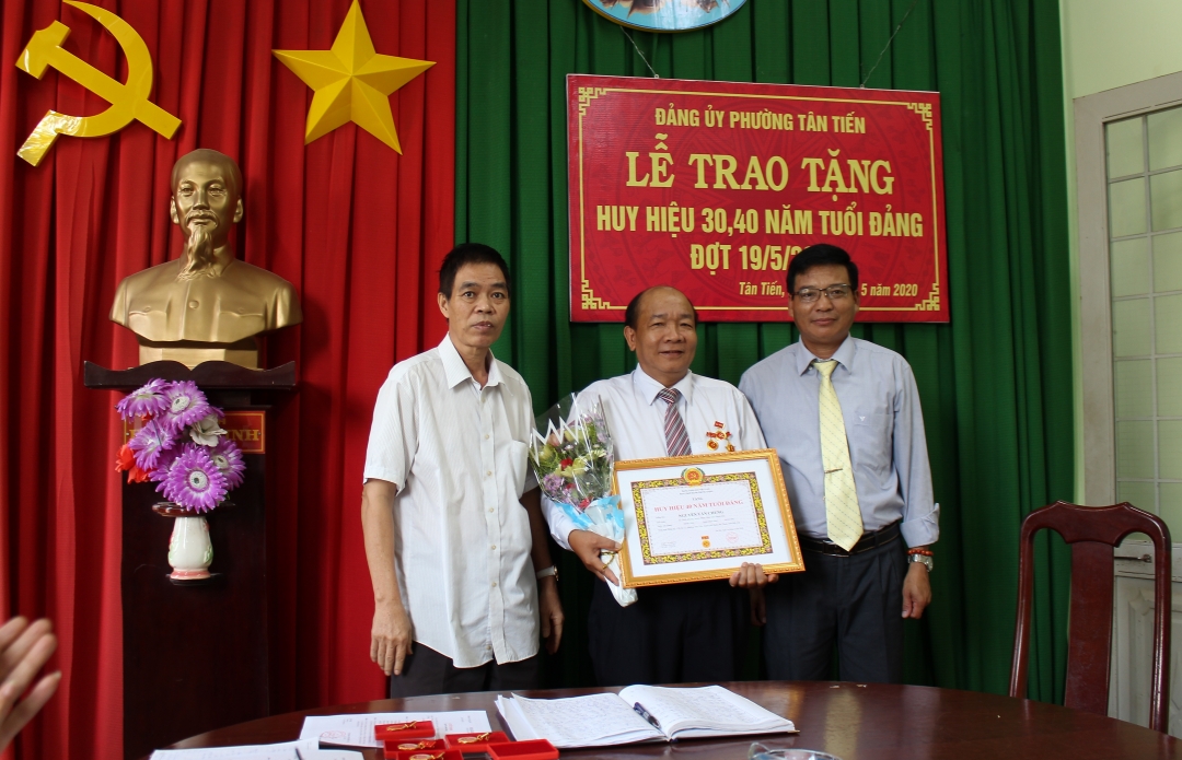 Ban thường Vụ Đảng ủy phường Tân Tiến trao tặng huy hiệu 40 năm tuổi Đảng cho Đảng viên Nguyễn Văn Chung (Chi bộ TDP 12).