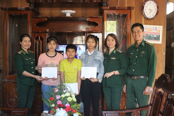 Các đơn vị trong Bộ đội Biên phòng tỉnh hỗ trợ học sinh xã Ea Bung (huyện Ea Súp).