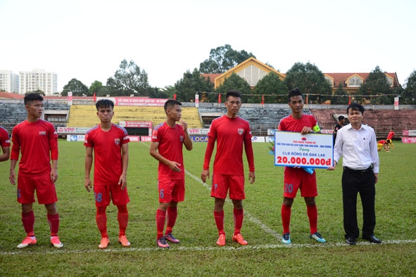 Các doanh nghiệp tài trợ Câu lạc bộ bóng đá Đắk Lắk.  