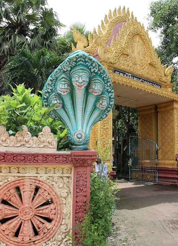 Tượng rắn thần Naga ở chùa Dơi.